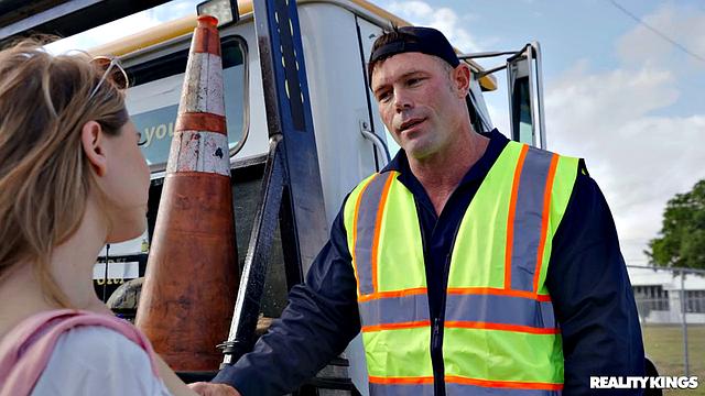 Бренди Рене раздвигает ноги, чтобы вернуть машину у наглого эвакуаторщика - тот трахает прямо в машине, не сдерживаясь ни на секунду!