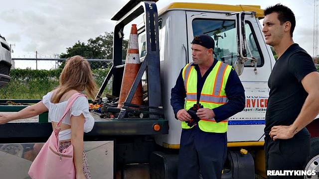 Бренди Рене раздвигает ноги, чтобы вернуть машину у наглого эвакуаторщика - тот трахает прямо в машине, не сдерживаясь ни на секунду!