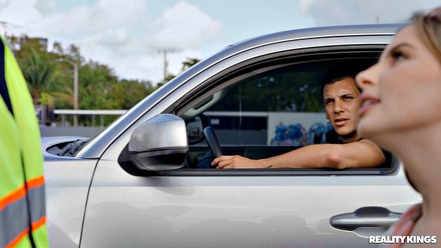 Бренди Рене раздвигает ноги, чтобы вернуть машину у наглого эвакуаторщика - тот трахает прямо в машине, не сдерживаясь ни на секунду!