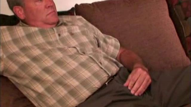 зрелый джон дрочит свой член и мощно кончает на камеру