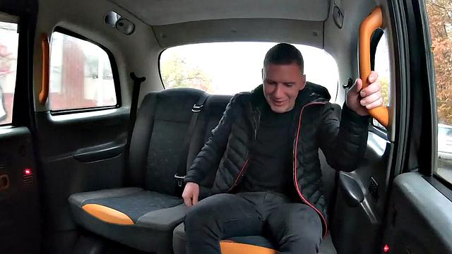 Сочная пышка стонет, когда клиент жадно вылизывает ей киску в такси