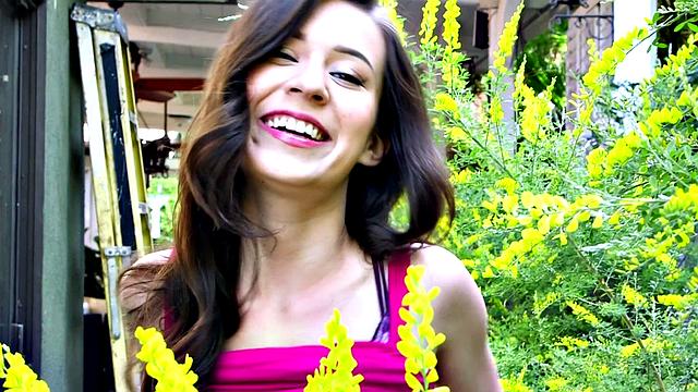 озорная брюнетка курит и балует себя пальчиками