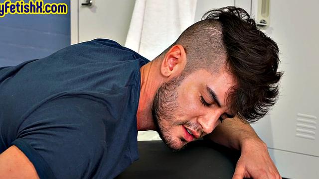 в раздевалке: качок всаживает и кулак, и член-какая товарищеская помощь