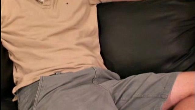 Джимми жестко дрочит и заливает всё спермой