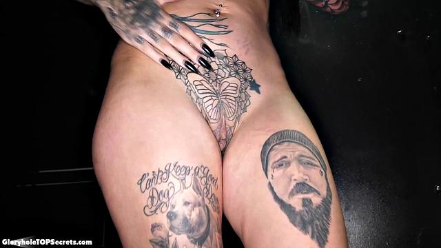 татуированная milf устраивает шоу на gloryhole с черным хуем