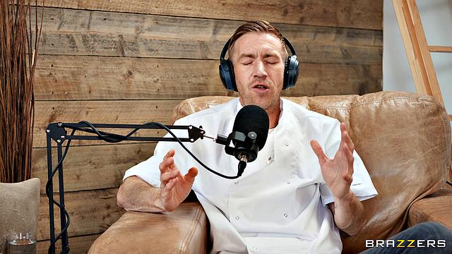 София Изабелла сосет член Дэнни Д на кулинарном подкасте "Острая салями".