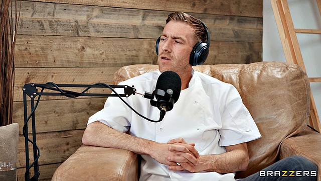 София Изабелла сосет член Дэнни Д на кулинарном подкасте "Острая салями".