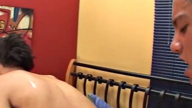 Два латинских парня трахаются жёстко без защиты и сосут большие члены