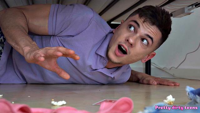 Томми застукал Рику за мастурбацией и получил спермы по лицу - roommate sex с юмором!