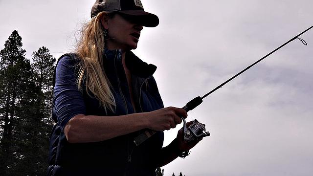 зрелая блондинка трахается в домике после рыбалки