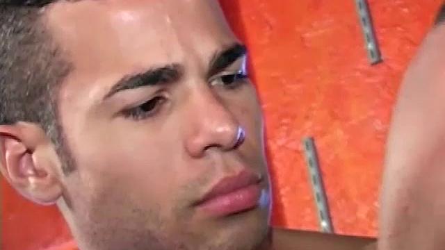 диего жадно сосёт огромный член рамона и принимает его до конца прямо на баре