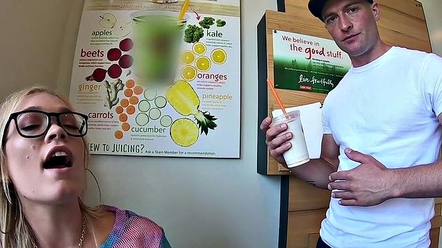 гибкая блондинка в очках тверкает и скачет на члене