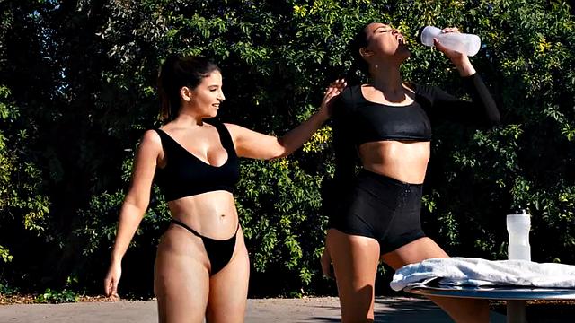 Dyke bae seduces lesbo bitch before eating her out