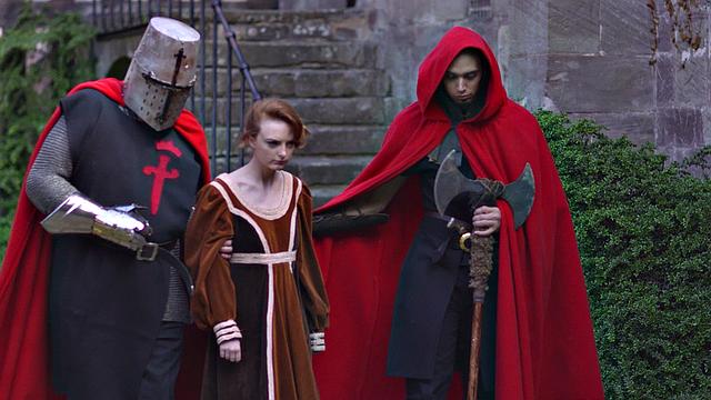 блондинка-королева трахается с королём на троне в замке