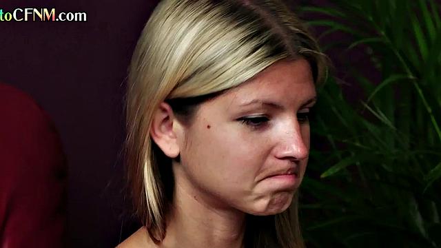 Маленькая 21-летняя учится дрочить у зрелой в тройничке