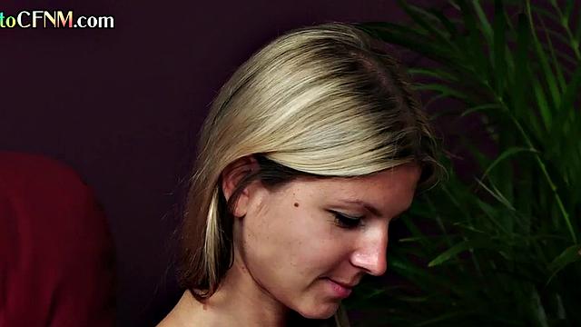 Маленькая 21-летняя учится дрочить у зрелой в тройничке