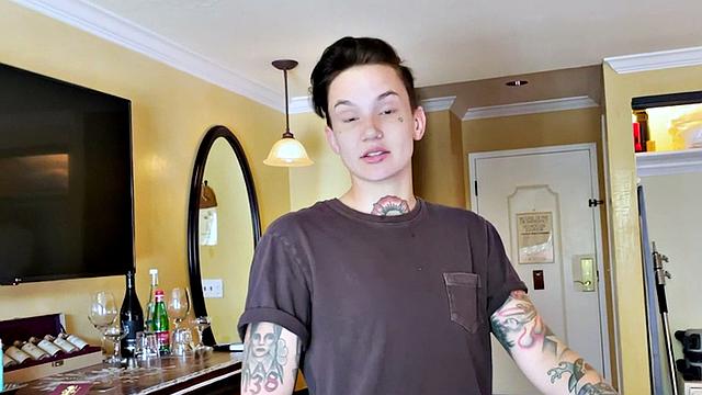 Pussyboi enjoys kissing slutty BFF before eating pussies out