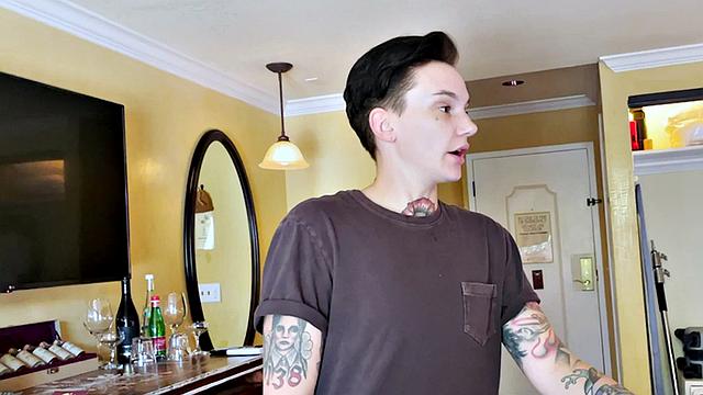 Pussyboi enjoys kissing slutty BFF before eating pussies out