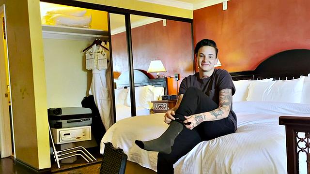 Pussyboi enjoys kissing slutty BFF before eating pussies out