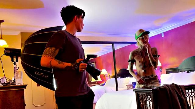 Pussyboi enjoys kissing slutty BFF before eating pussies out