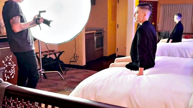 Pussyboi enjoys kissing slutty BFF before eating pussies out