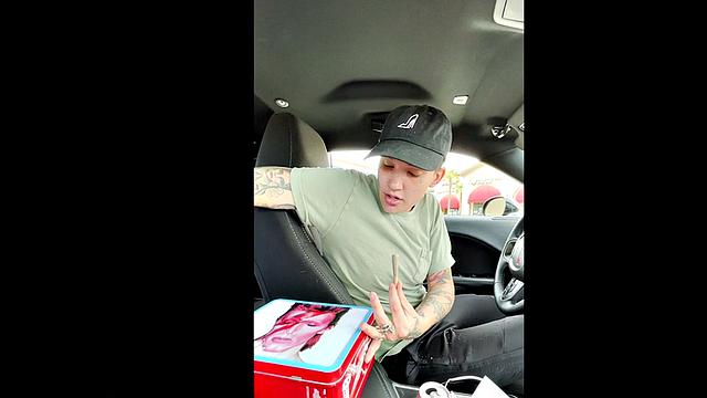 pussyboi срывает страстные поцелуи с развратной подругой и яростно вылизывает киску