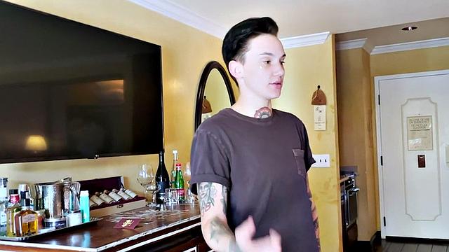 Pussyboi enjoys kissing slutty BFF before eating pussies out