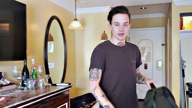 Pussyboi enjoys kissing slutty BFF before eating pussies out