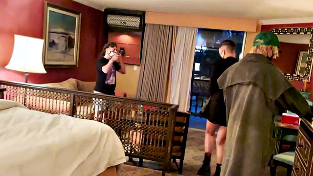 Pussyboi enjoys kissing slutty BFF before eating pussies out