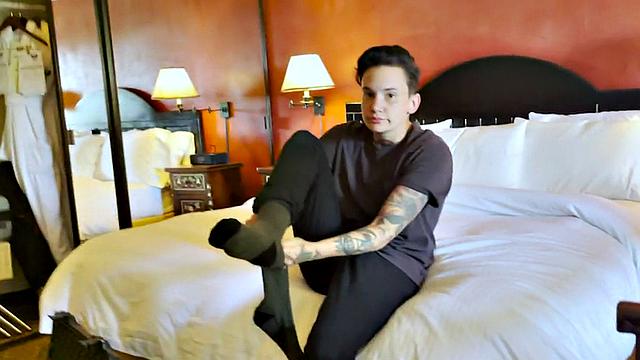 Pussyboi enjoys kissing slutty BFF before eating pussies out