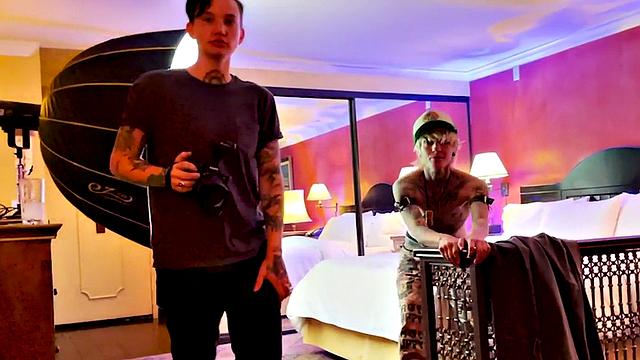 pussyboi срывает страстные поцелуи с развратной подругой и яростно вылизывает киску