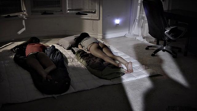 Две зрелые падчерицы застали отчима за дрочкой и устроили групповуху втроём с Чарльзом Дера, Эмили Уиллис и Джей Саммерс.