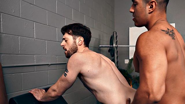 Eager stud 3way barebacked by IR jock in gym