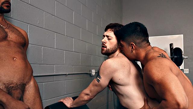 Eager stud 3way barebacked by IR jock in gym