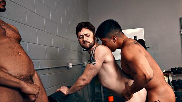 Eager stud 3way barebacked by IR jock in gym