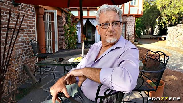 Лулу Чу сосет соседу во дворе, пока старый муж не видит.