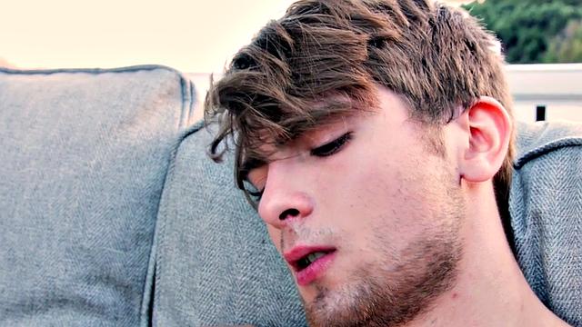 Muscled cums after wanking his dick outdoors solo