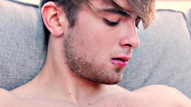 Muscled cums after wanking his dick outdoors solo