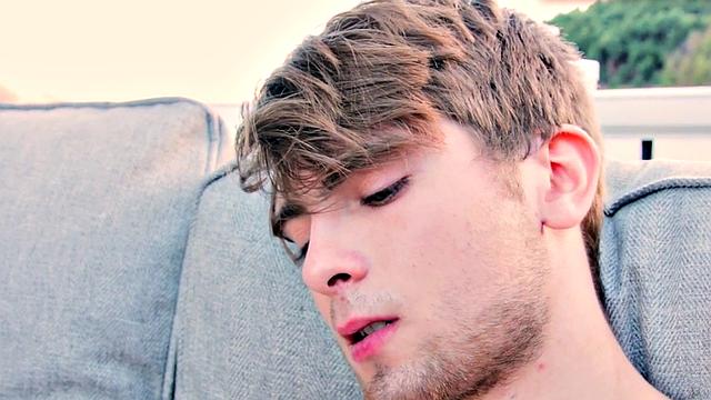 Muscled cums after wanking his dick outdoors solo