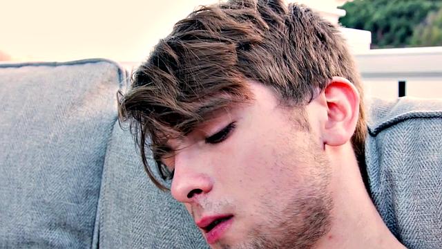 Muscled cums after wanking his dick outdoors solo