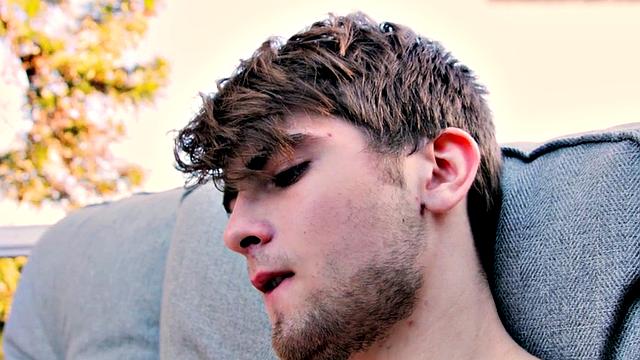 Muscled cums after wanking his dick outdoors solo