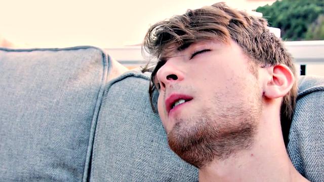 Muscled cums after wanking his dick outdoors solo