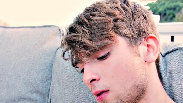 Muscled cums after wanking his dick outdoors solo