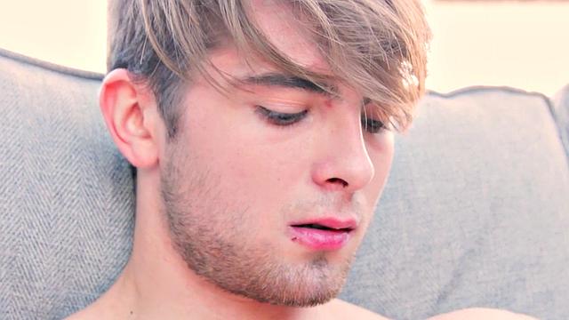 Muscled cums after wanking his dick outdoors solo