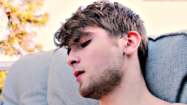 Muscled cums after wanking his dick outdoors solo