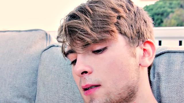 качок дрочит на улице и кончает