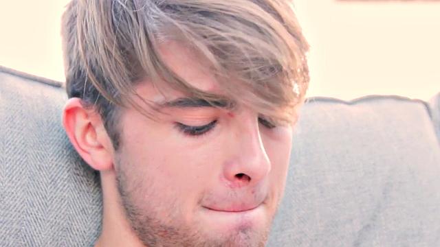 Muscled cums after wanking his dick outdoors solo