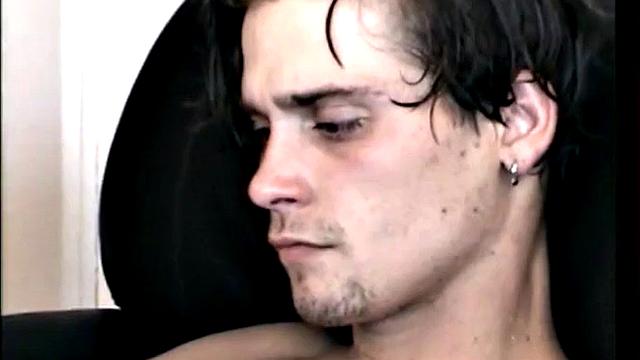 Гей парень ТиДжей лижет зад и дрочит до кончи на камеру.