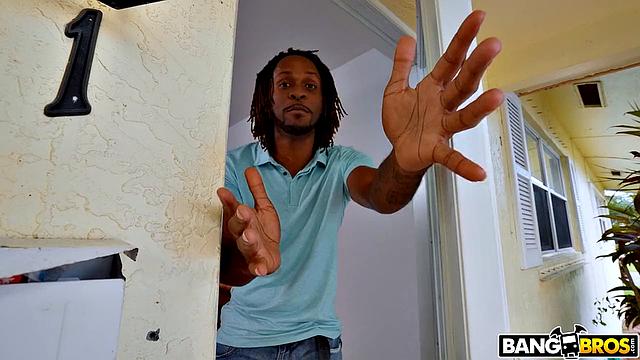 Skyla Sun сосет и скачет на члене Jay Bangher в хеллоуинской порке, сперма на лицо взрослой шлюхи.