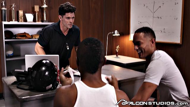 смотри, как тренер девин франко жёстко шпилит двух спортсменов